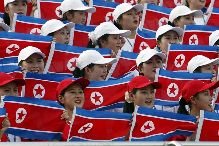 Các cô gái Triều Tiên đồng loạt cầm quốc kỳ nước mình tại Đại hội Thể thao Sinh viên Thế giới 2003.