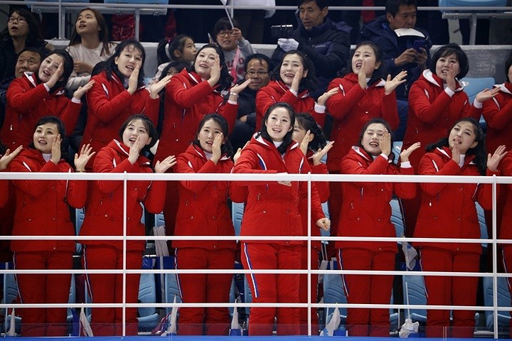 Trút bỏ mặt nạ, để lộ những gương mặt xinh xắn. Việc là một thành viên của đội hoạt náo viên Triều Tiên có thể là bệ phóng giúp các cô gái trở nên nổi tiếng.
