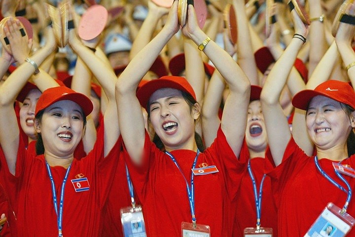 Khoảnh khắc hứng khởi của các nữ hoạt náo viên Triều Tiên.