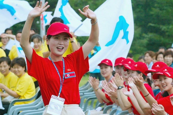 Đội hoạt náo viên Triều Tiên gồm những cô gái trẻ được lựa chọn từ các trường đại học, trường nghệ thuật và các đơn vị tuyên truyền địa phương.
