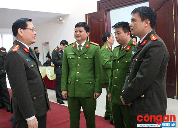 PGS.TS, Đại tá Nguyễn Hữu Cầu trao đổi nghiệp vụ với lãnh đạo Công an các đơn vị, địa phương