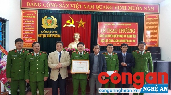 Các đồng chí Lữ Đình Thu, Trương Minh Cương, Lê Văn Giáp chúc mừng, trao thưởng tập thể Ban chuyên án 118H