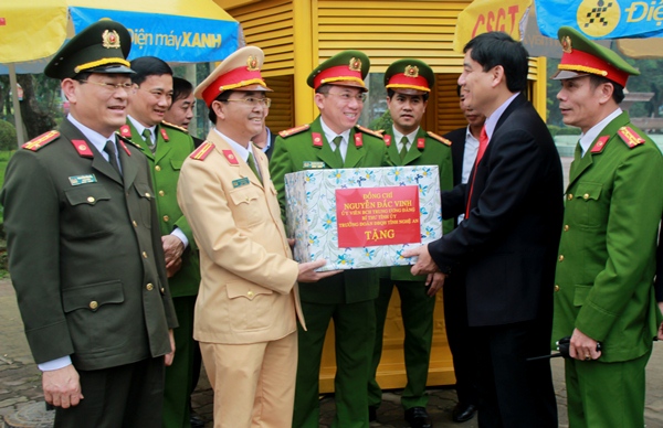 Đồng chí Nguyễn Đắc Vinh, Ủy viên Trung ương Đảng, Bí thư Tỉnh ủy cùng các đồng chí lãnh đạo Công an tỉnh thăm và tặng quà Công an TP Vinh trong dịp Tết Nguyên đán 2017