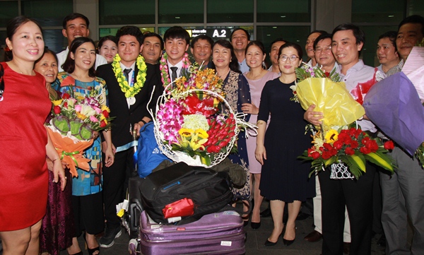 Bà Nguyễn Thị Nghĩa, Thứ trưởng Bộ Giáo dục và Đào tạo cùng các thành viên trong Đoàn tặng hoa chúc mừng học sinh Nghệ An đạt giải Olympic Vật lý châu Á