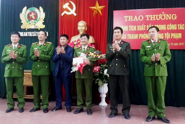 Đồng chí Hoàng Phú Hiền, Chủ tịch UBND TX Thái Hòa trao thưởng cho Công an thị xã về thành tích xuất sắc trong công tác đấu tranh phòng, chống tội phạm