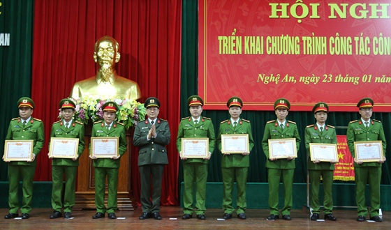 Đại tá Lê Văn Thái, Trưởng Công an huyện Hưng Nguyên (thứ 4 từ phải sang) nhận danh hiệu Đơn vị Quyết thắng năm 2017