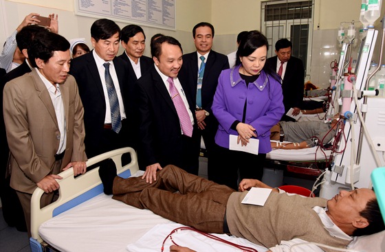 Bộ trưởng Bộ Y tế Nguyễn Thị Kim Tiến thăm hỏi, động viên các bệnh nhân nặng đang điều trị tại Bệnh viện Đa khoa TP Vinh