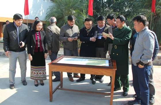 Cán bộ, nhân dân huyện Quế Phong chiêm ngưỡng bức thư của Bác trong sự xúc động và tự hào