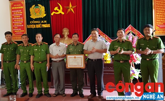 Lãnh đạo Huyện ủy, UBND huyện Quế Phong chúc mừng thành tích của Ban chuyên án 917D - Ảnh: Xuân Thống