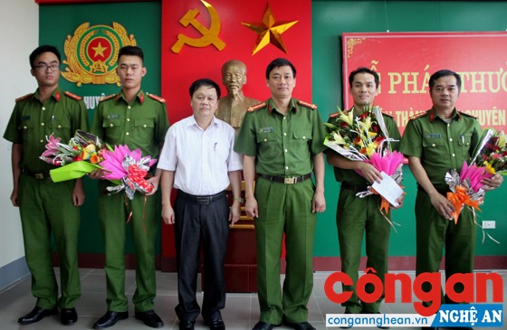 Đồng chí Đại tá Nguyễn Mạnh Hùng, Phó Giám đốc Công an tỉnh và đồng chí Nguyễn Lâm Sơn, Phó Bí thư Thường trực Huyện ủy Nam Đàn trao thưởng cho Ban chuyên án 143H