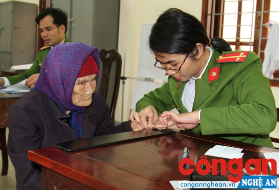 CBCS Đội Cảnh sát QLHC về TTXH Công an huyện Nam Đàn làm thủ tục cấp CMND cho người già