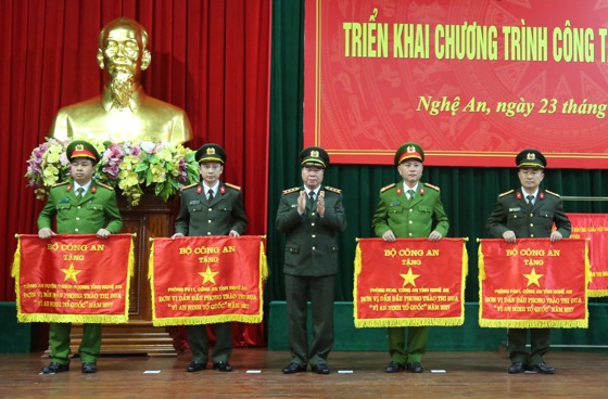 Trung tá Trần Phúc Tú, Trưởng Công an huyện Tương Dương (thứ nhất từ trái sang) nhận Cờ “Đơn vị dẫn đầu phong trào thi đua “Vì ANTQ” năm 2017” của Bộ Công an