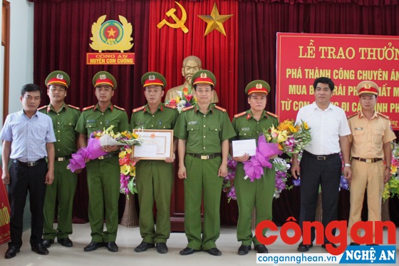 Lãnh đạo Công an tỉnh và Thường trực Huyện ủy Con Cuông trao thưởng cho Ban chuyên án 917M