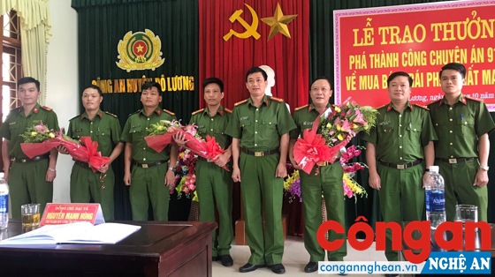Đồng chí Đại tá Nguyễn Mạnh Hùng, Phó Giám đốc Công an tỉnh khen thưởng Công an huyện Đô Lương về thành tích đấu tranh với tội phạm