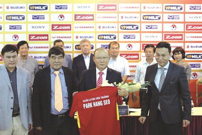 Áp lực vàng của bóng đá Việt Nam trong năm 2018 sẽ đượt đặt lên vai HLV trưởng Đội tuyển Park Hang Seo.