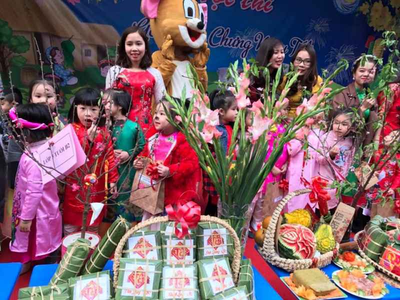 Trẻ mầm non Trường Đại học Vinh trong lễ hội gói bánh chưng chào năm mới 2018