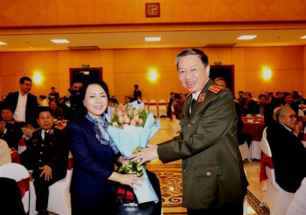 Bộ trưởng Tô Lâm tặng hoa chúc mừng Bộ trưởng Bộ Y tế Nguyễn Thị Kim Tiến nhân Ngày Thầy thuốc Việt Nam.