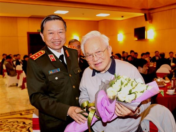 Bộ trưởng Tô Lâm tặng hoa chúc mừng đại biểu nhân Ngày Thầy thuốc Việt Nam.