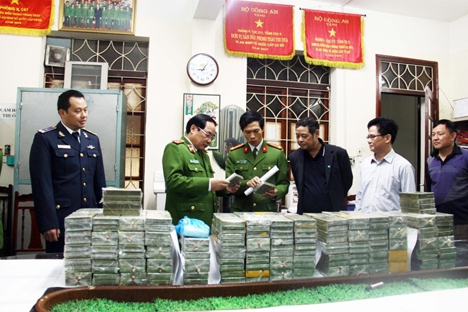 Trung tướng Đồng Đại Lộc và Ban chuyên án kiểm tra 288 bánh heroin