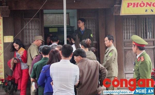 Lực lượng Công an TP Vinh hướng dẫn người dân vào hành lễ tại đền thờ vua Quang Trung (Núi Quyết, TP Vinh)