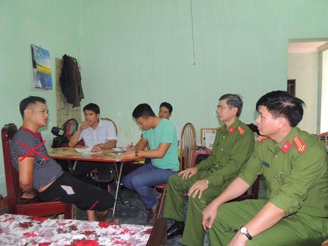 Trung tá Lê Đức Tùng (ngoài cùng, bên phải) cùng Đại tá Trần Ngọc Hợi - Phó giám đốc Công an tỉnh Hà Nam lấy lời khai một đối tượng buôn bán ma tuý.