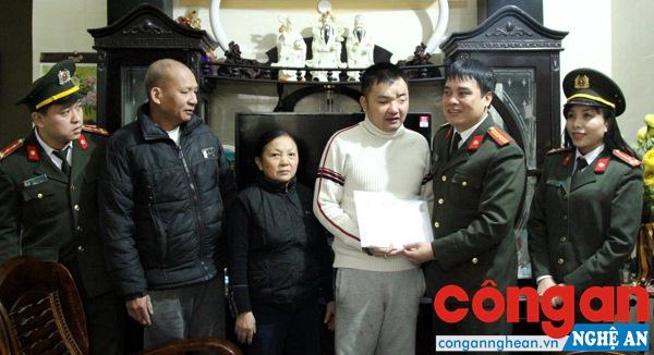 Báo Công an Nghệ An trao quà, động viên CBCS gặp khó khăn trong dịp Tết Nguyên đán Mậu Tuất