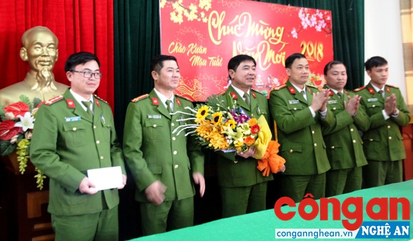 Đồng chí Đại tá Nguyễn Mạnh Hùng, Phó Giám đốc Công an tỉnh trao thưởng cho Phòng Cảnh sát Truy nã tội phạm vì thành tích bắt giữ 12 đối tượng trốn truy nã dịp Tết Nguyên đán