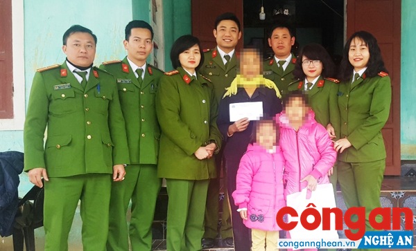 Cán bộ Trại Tạm giam Công an tỉnh Nghệ An về tận địa phương thăm, tặng quà động viên mẹ và 2 con gái của tử tù Phan Văn Tuấn