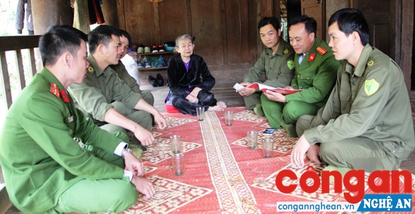 Công an huyện Quỳ Châu và Công an xã tranh thủ sự đồng tình, ủng hộ của người có uy tín trong bản làng