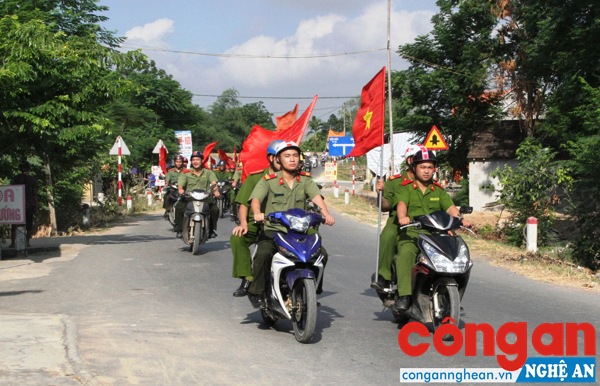 Đoàn viên, thanh niên huyện Hưng Nguyên diễu hành tuyên truyền phòng, chống ma túy trên địa bàn.