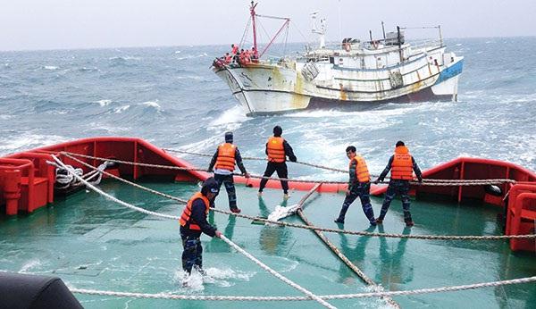 Cảnh sát biển tham gia cứu tầu của ngư dân gặp nạn .