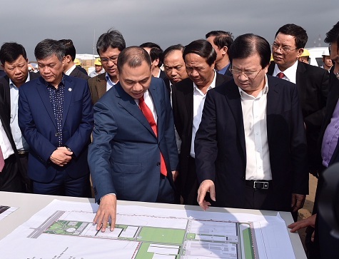 Phó Thủ tướng Trịnh Đình Dũng thăm công trường xây dựng Tổ hợp sản xuất ô tô Vinfast - Ảnh: VGP/Nhật Bắc