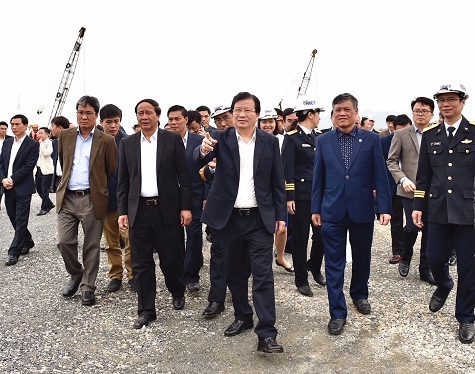 Phó Thủ tướng thị sát công trường xây dựng Cảng Lạch Huyện - Ảnh: VGP/Nhật Bắc