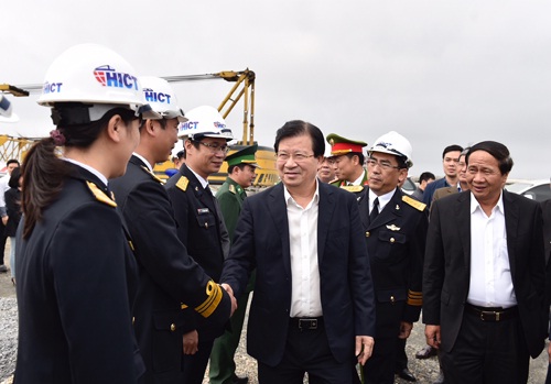Phó Thủ tướng động viên cán bộ, công nhân trên công trường xây dựng Cảng Lạch Huyện. Ảnh: VGP/Nhật Bắc