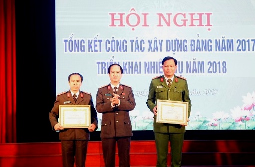 Đồng chí Đại tá Lê Văn Sao, Bí thư Đảng ủy, Giám đốc Công an tỉnh trao Giấy khen cho các Đảng bộ có thành tích xuất sắc trong công tác xây dựng Đảng năm 2017