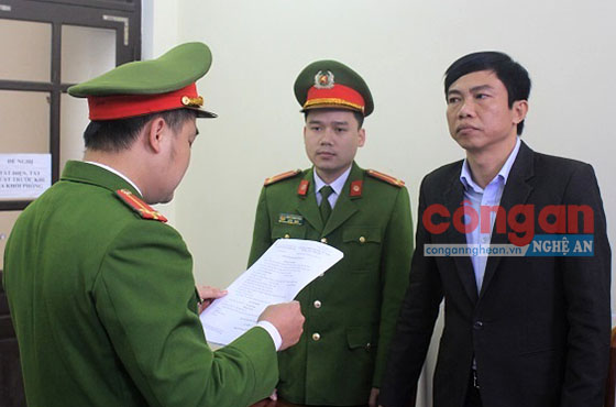 Cơ quan CSĐT Công an huyện Thạch Hà tống đạt quyết định khởi tố vụ án