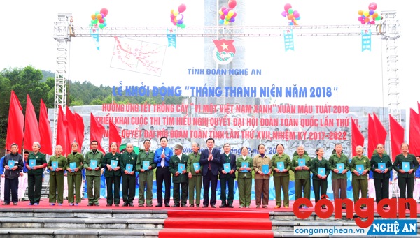 Tặng quà cho các cựu thanh niên xung phong xã Mỹ Sơn, huyện Đô Lương