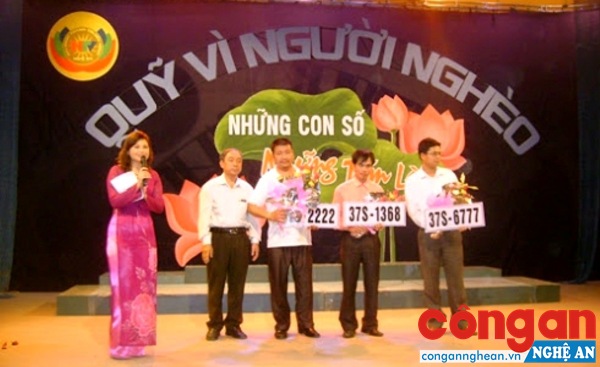 Phiên đấu giá biển số xe đẹp do Công an Nghệ An tổ chức vào tháng 4/2008