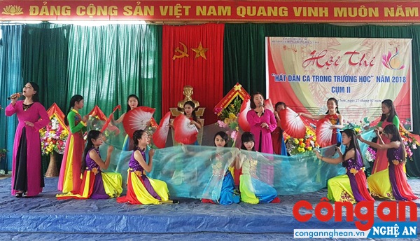 Tiết mục thi hát dân ca trong trường học tại huyện Anh Sơn