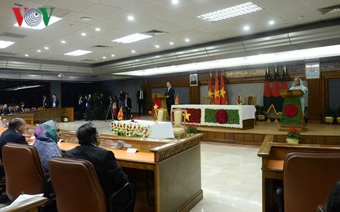 Chủ tịch nước Trần Đại Quang và Thủ tướng Bangladesh Sheikh Hasina đồng chủ trì họp báo