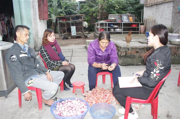 Cán bộ Hội Phụ nữ phường Vinh Tân trao đổi hướng phát triển                                                           kinh tế với vợ chồng chị Hương, anh Trúc