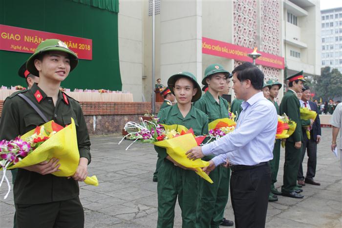 Đồng chí Nguyễn Hoài An, Chủ tịch UBND TP Vinh tặng hoa cho các thanh niên lên đường nhận nhiệm vụ.