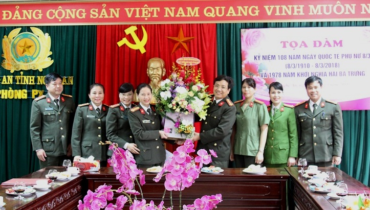 Đại tá Hồ Văn Tứ thay mặt lãnh đạo Công an tỉnh tặng hoa chúc mừng cán bộ hội viên phụ nữ Công an Nghệ An