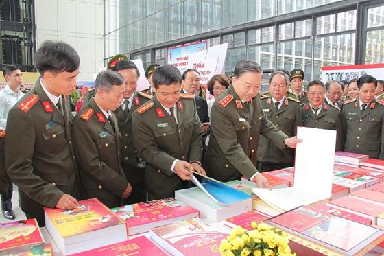 Bộ trưởng Tô Lâm cùng các đại biểu tham quan Triển lãm sách.