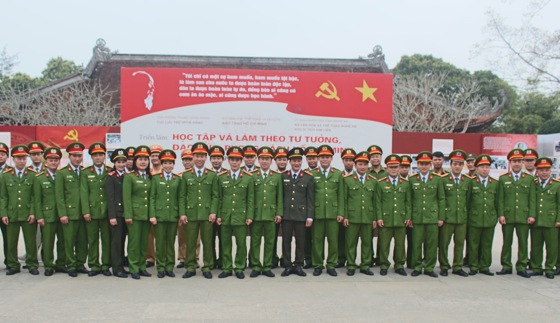 Đoàn chụp ảnh lưu niệm tại Khu tưởng niệm xã Kim Liên, huyện Nam Đàn.