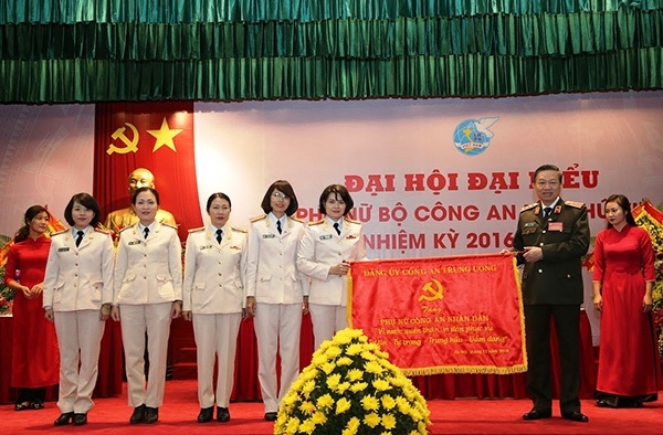 Bộ trưởng Tô Lâm tặng bức trướng tại Đại hội đại biểu Phụ nữ Bộ Công an lần thứ VIII, nhiệm kỳ 2016 – 2021.