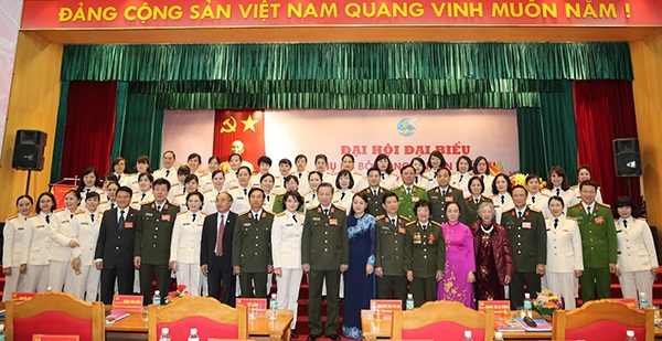 Bộ trưởng Tô Lâm chụp ảnh lưu niệm với các đại biểu tham dự Đại hội đại biểu Phụ nữ Bộ Công an lần thứ VIII, nhiệm kỳ 2016 – 2021.