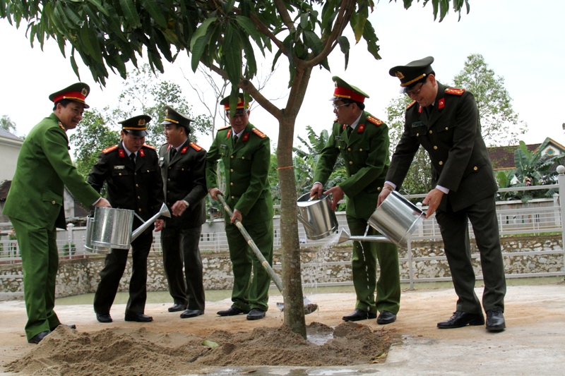 Lãnh đạo Công an tỉnh Nghệ An và Cảnh sát PCCC Nghệ An tham gia lễ trồng cây.