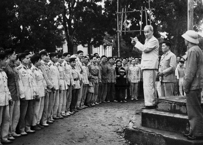 Chủ tịch Hồ Chí Minh thăm đơn vị Công an nhân dân vũ trang bảo vệ Thủ đô, ngày 14-2-1961.
