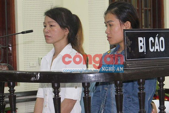 2 bị cáo Lô Thị Quang và Vi Thị Với tại phiên tòa